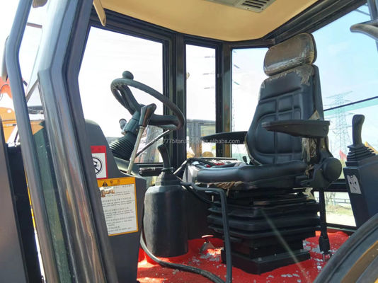Cargador JCB 3CX usado en buenas condiciones con carga nominal de 6 toneladas y año 2016