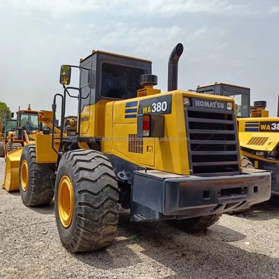 Una cargadora Komatsu WA 380 usada en Japón con bomba hidráulica original y gran rendimiento