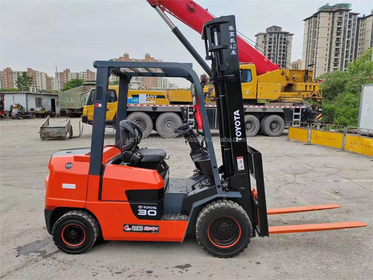 Un elevador de diésel usado TOYOTA 9F30 potente y asequible para su almacén