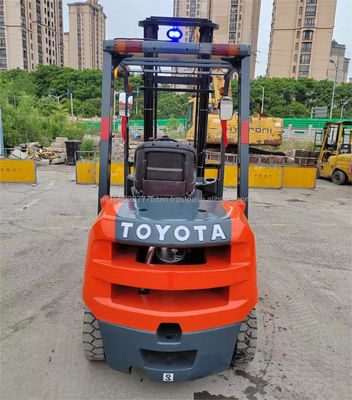 Un elevador de diésel usado TOYOTA 9F30 potente y asequible para su almacén