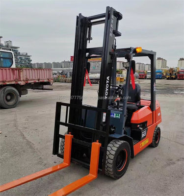 Un elevador de diésel usado TOYOTA 9F30 potente y asequible para su almacén