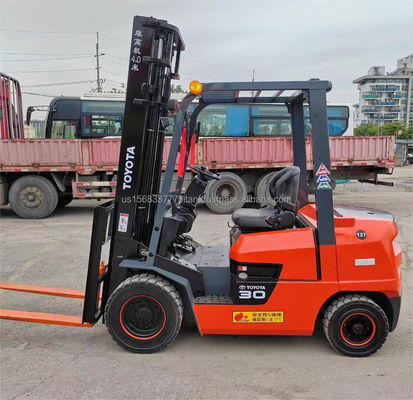 Un elevador de diésel usado TOYOTA 9F30 potente y asequible para su almacén