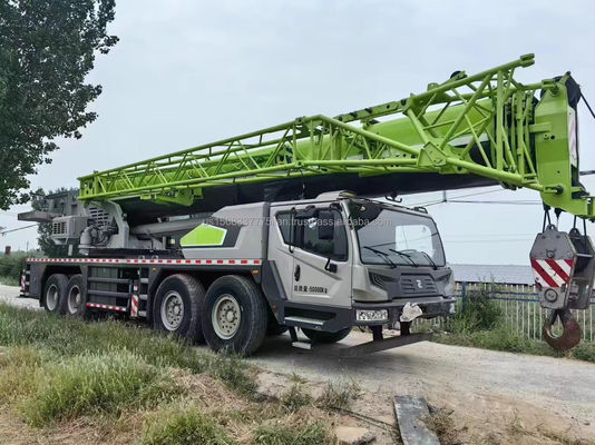 Una grúa Zoomlion de 90 toneladas con altura de elevación máxima de 4,5 metros y un rendimiento excelente.