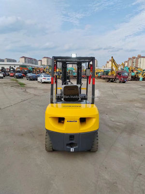 Camión elevador diésel Komatsu 30 usado con excelente rendimiento y bajo peso