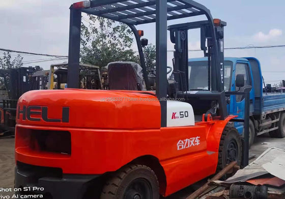 Gran carretilla elevadora diesel Heli K50 con ancho de horquilla de 3 m y longitud de horquilla de 2 m en envío gratuito