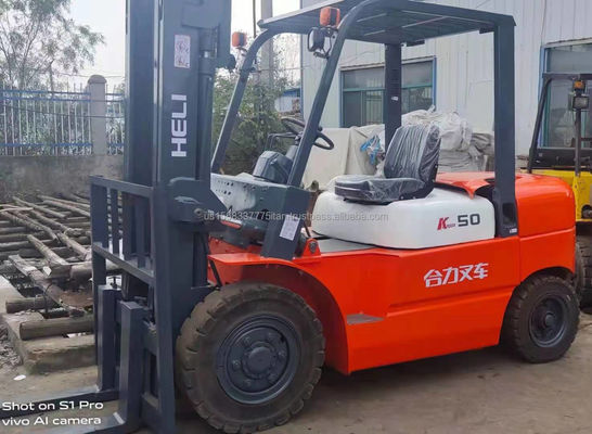 Gran carretilla elevadora diesel Heli K50 con ancho de horquilla de 3 m y longitud de horquilla de 2 m en envío gratuito