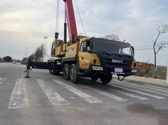 Una grúa SANY de 55 toneladas con un rendimiento excelente y un cilindro hidráulico duradero