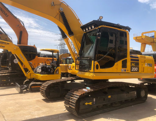 Japón usó una excavadora Komatsu PC200 con excelente motor de 195 kW