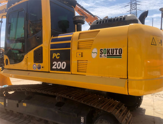 Japón usó una excavadora Komatsu PC200 con excelente motor de 195 kW
