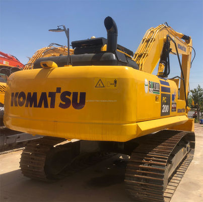 Japón usó una excavadora Komatsu PC200 con excelente motor de 195 kW