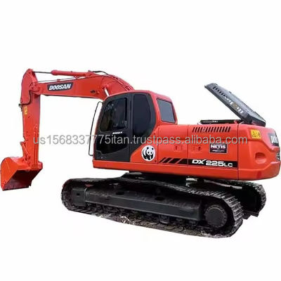 Pintura original de la excavadora Doosan DX225 de 22.5 toneladas utilizada para trabajos de construcción en 2016
