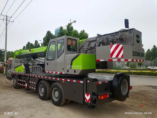 Granas de elevación hidráulica de 30 toneladas con otro cilindro hidráulico y motor Zoomlion