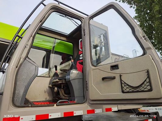 Granas de elevación hidráulica de 30 toneladas con otro cilindro hidráulico y motor Zoomlion